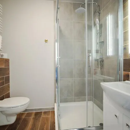 Z Balkonami, Spokojna Okolica